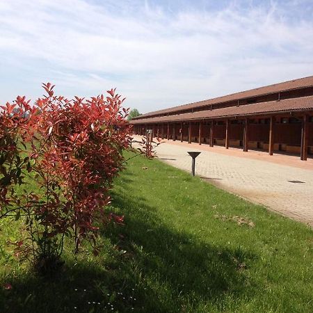 Motel 7 Laghi กาสเตลเล็ตโต ดิ บรานดุซโซ ภายนอก รูปภาพ