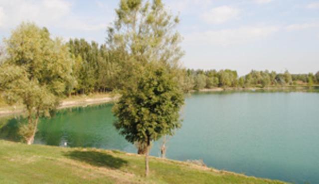 Motel 7 Laghi กาสเตลเล็ตโต ดิ บรานดุซโซ ภายนอก รูปภาพ