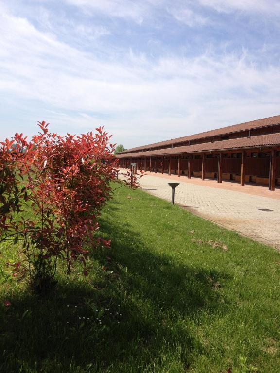 Motel 7 Laghi กาสเตลเล็ตโต ดิ บรานดุซโซ ภายนอก รูปภาพ
