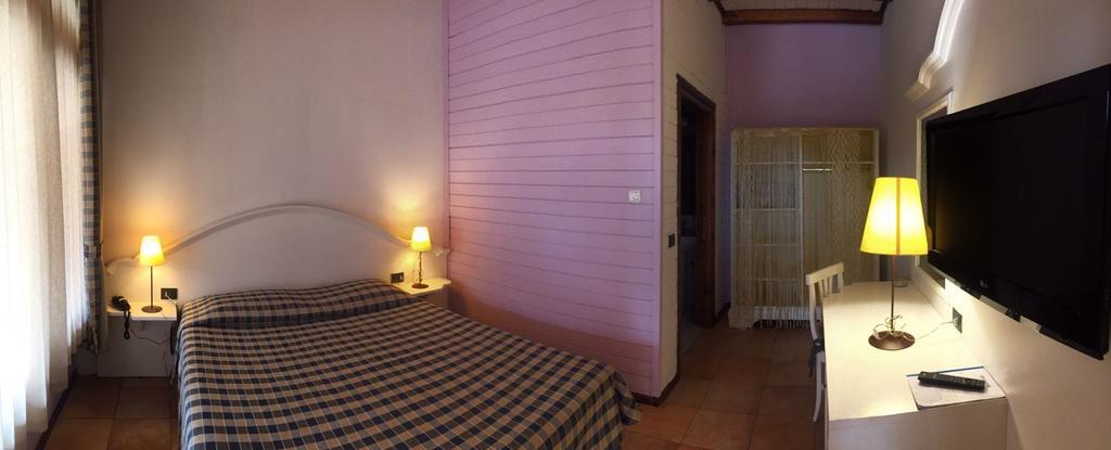 Motel 7 Laghi กาสเตลเล็ตโต ดิ บรานดุซโซ ภายนอก รูปภาพ