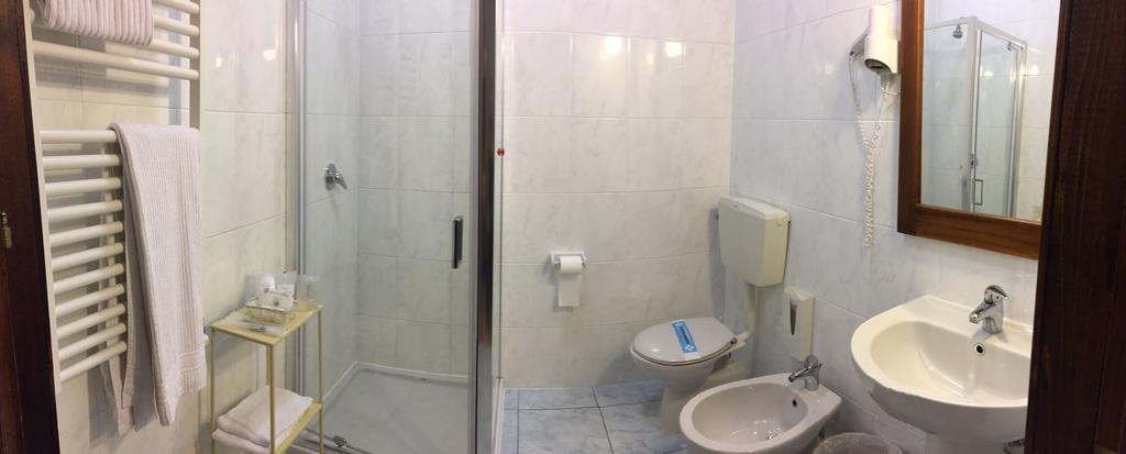 Motel 7 Laghi กาสเตลเล็ตโต ดิ บรานดุซโซ ภายนอก รูปภาพ