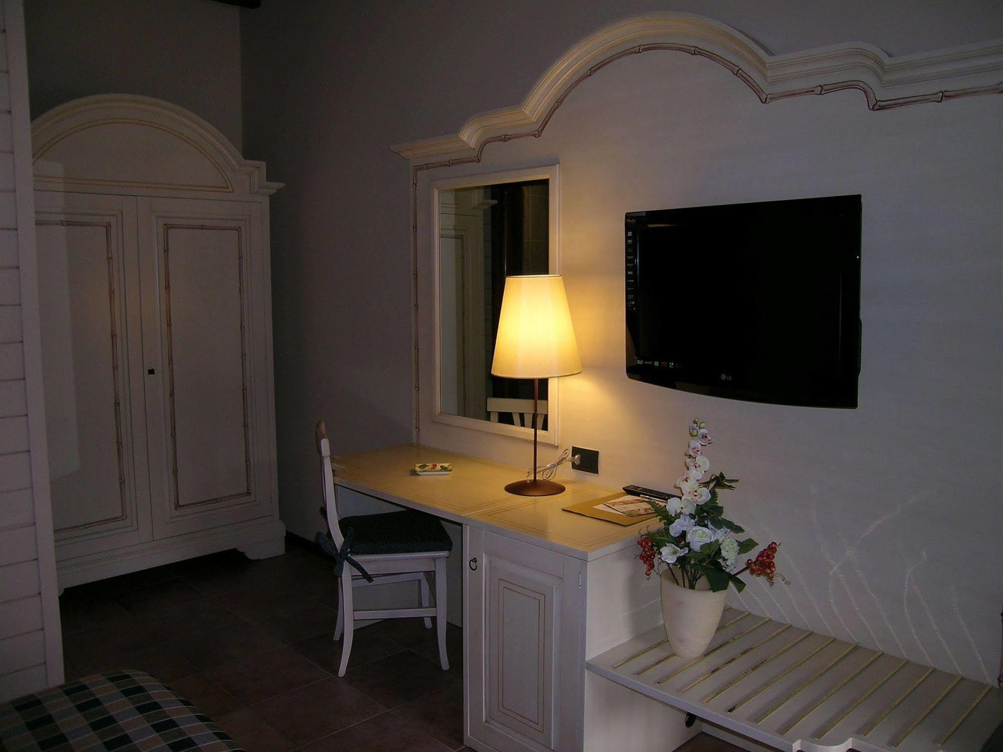 Motel 7 Laghi กาสเตลเล็ตโต ดิ บรานดุซโซ ภายนอก รูปภาพ